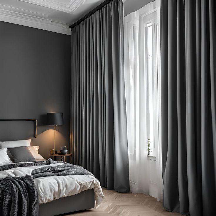 Raumhohe graue Verdunklungsvorhänge mit transparenter Bahn in einem Schlafzimmer